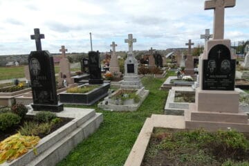 Меморіальні пам’ятники та поховання на цвинтарі, могили з хрестами в українському цвинтарі Буцач.