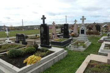 Могили на цвинтарі у Буцачі, сімейне кладовище, меморіальні пам'ятники та квіткові насадження.